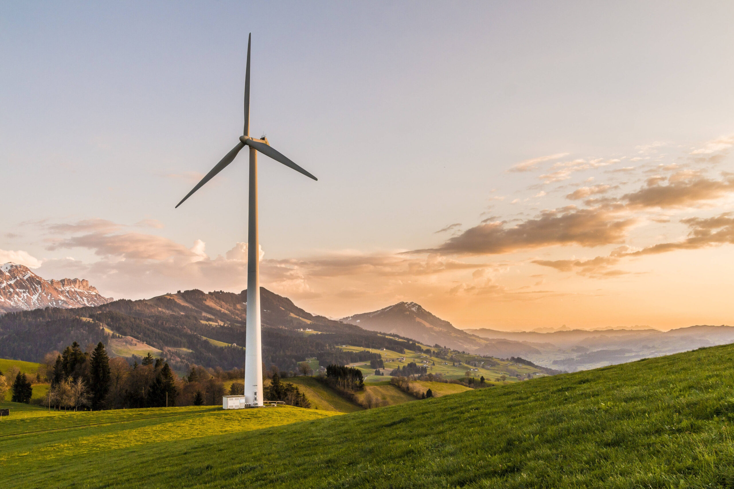 Geração de energia solar chega ao mesmo patamar da energia eólica no Brasil